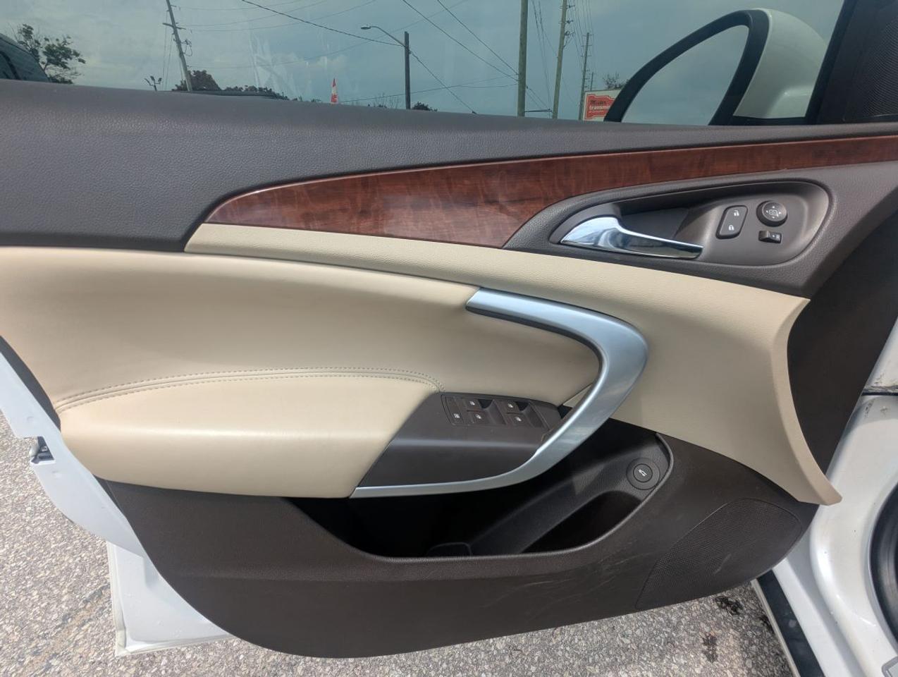 2017 Buick Regal Premium I WITH LEATHER/SUNROOF/NAVIGATION!! Photo