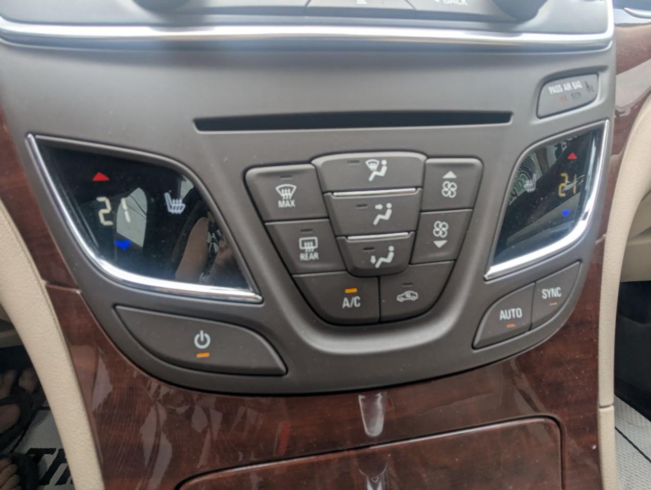 2017 Buick Regal Premium I WITH LEATHER/SUNROOF/NAVIGATION!! Photo