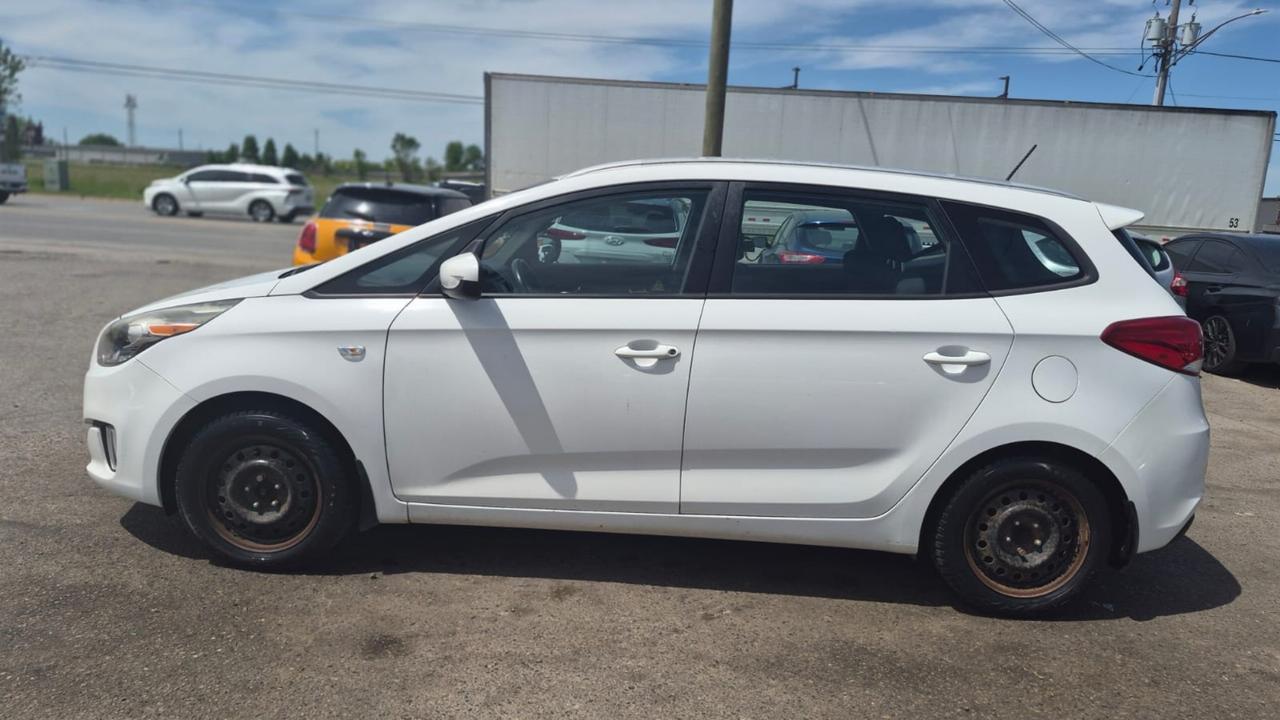 2015 Kia Rondo LX, WELL MAINTAINED, WINTER TIRES, CERTIFIED Photo