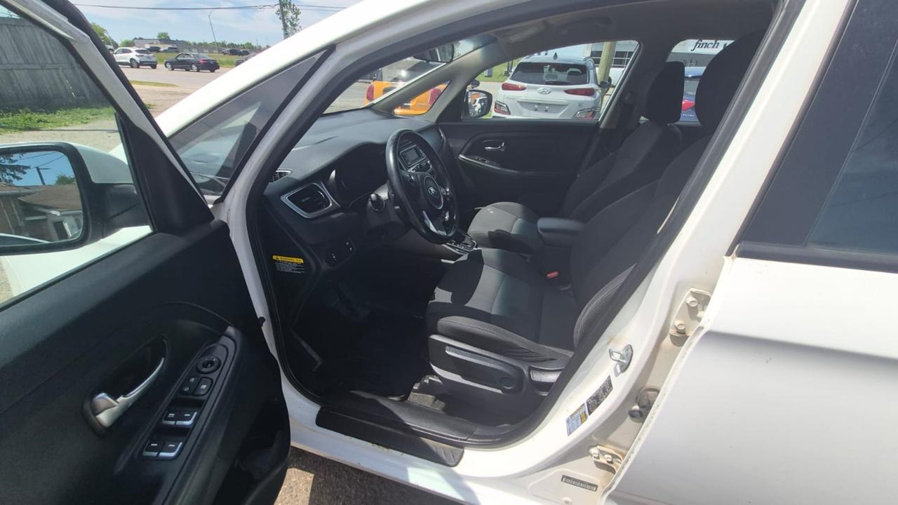 2015 Kia Rondo LX, WELL MAINTAINED, WINTER TIRES, CERTIFIED Photo