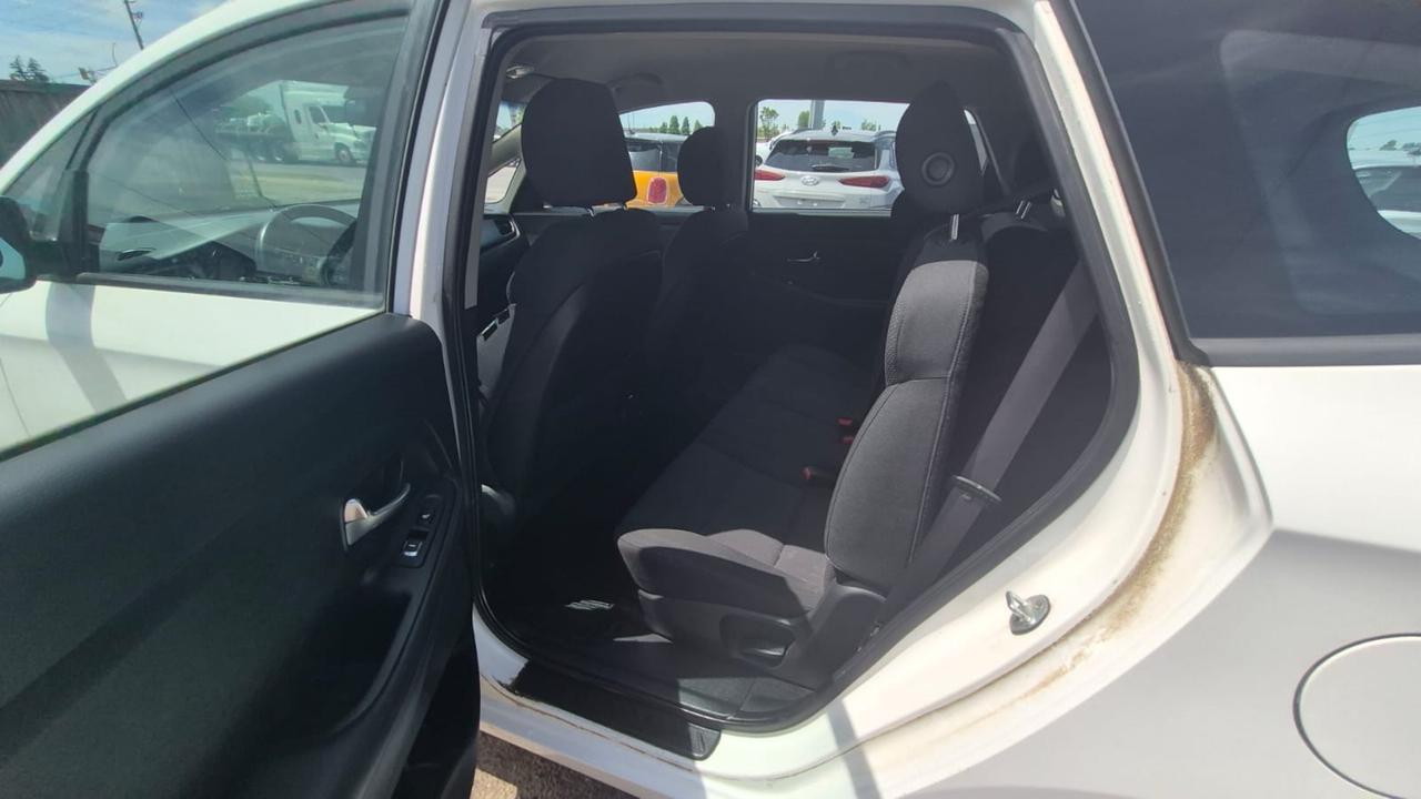 2015 Kia Rondo LX, WELL MAINTAINED, WINTER TIRES, CERTIFIED Photo