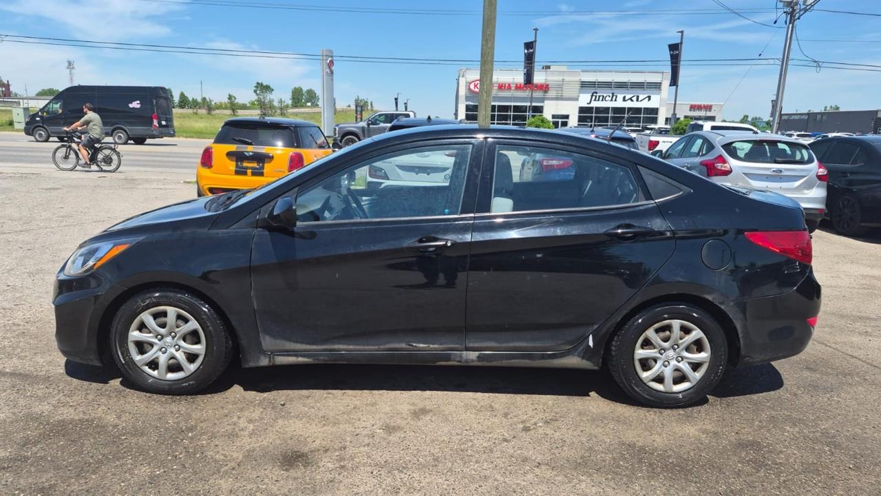 2013 Hyundai Accent GL Photo