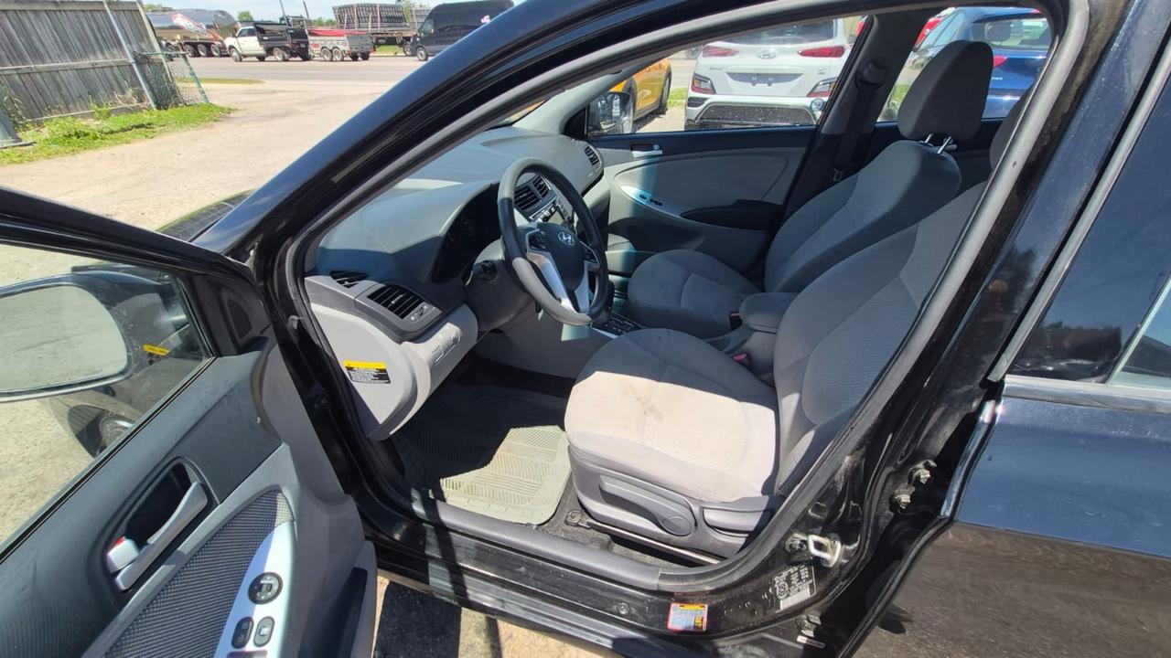 2013 Hyundai Accent GL Photo