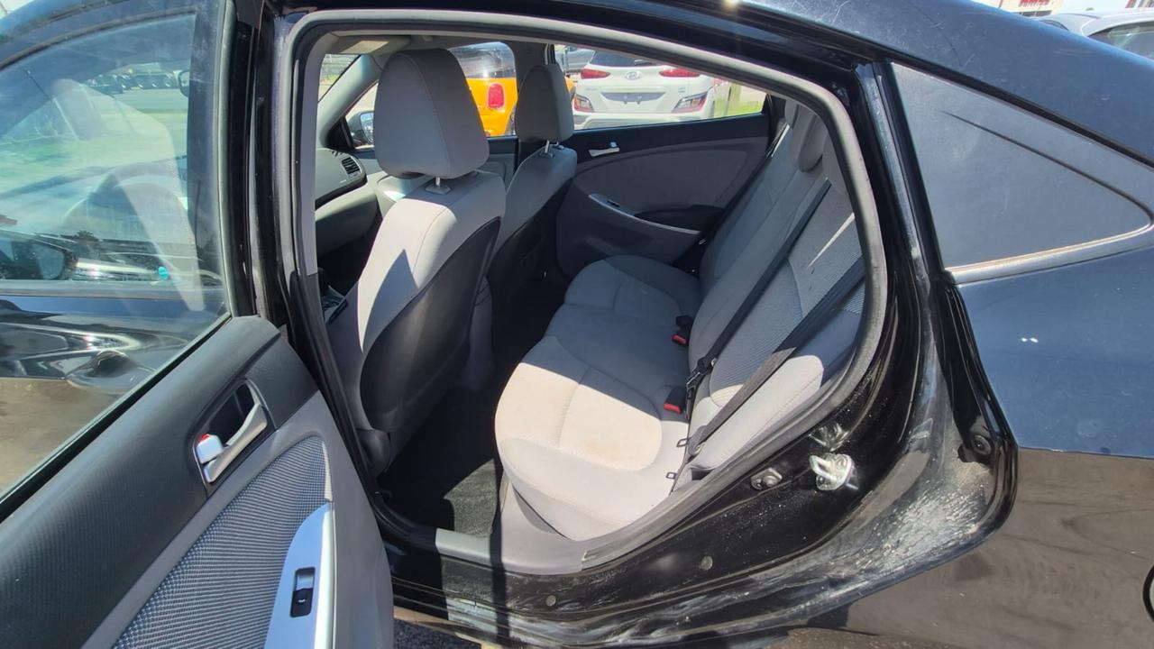 2013 Hyundai Accent GL Photo