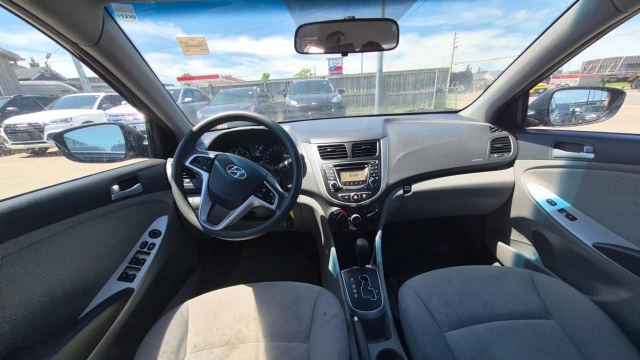 2013 Hyundai Accent GL Photo