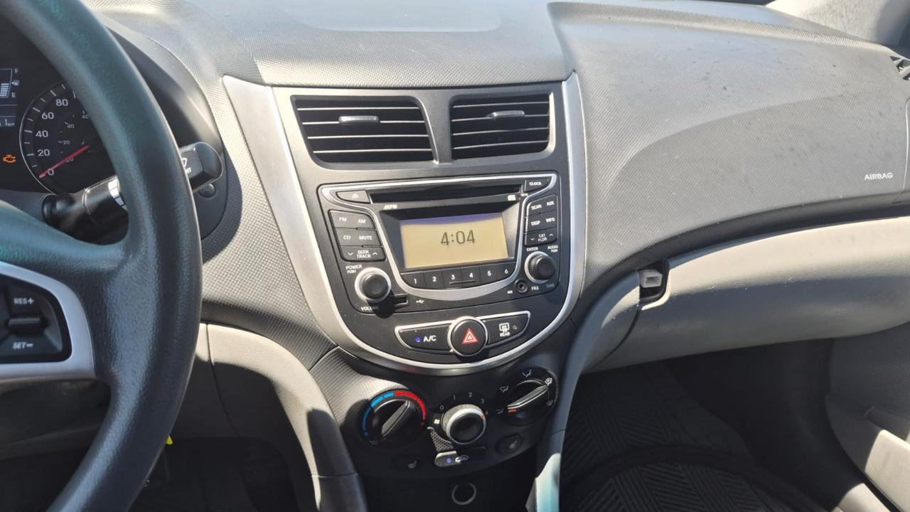 2013 Hyundai Accent GL Photo