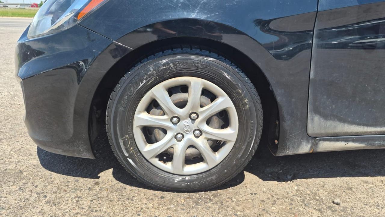 2013 Hyundai Accent GL Photo