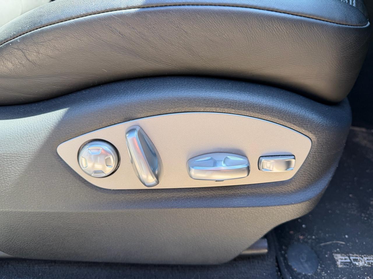 2016 Porsche Macan S AWD!! BOSE AUDIO, CARPLAY, 14-WAY POWER SEATS! Photo