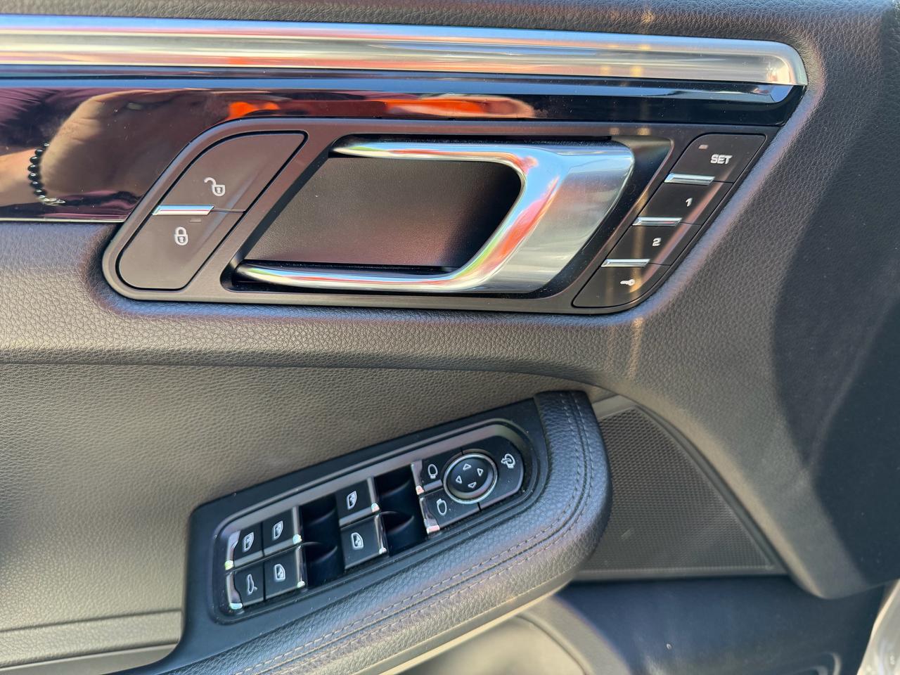2016 Porsche Macan S AWD!! BOSE AUDIO, CARPLAY, 14-WAY POWER SEATS! Photo