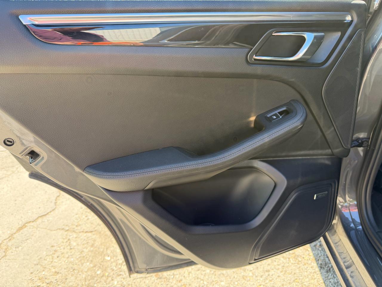 2016 Porsche Macan S AWD!! BOSE AUDIO, CARPLAY, 14-WAY POWER SEATS! Photo