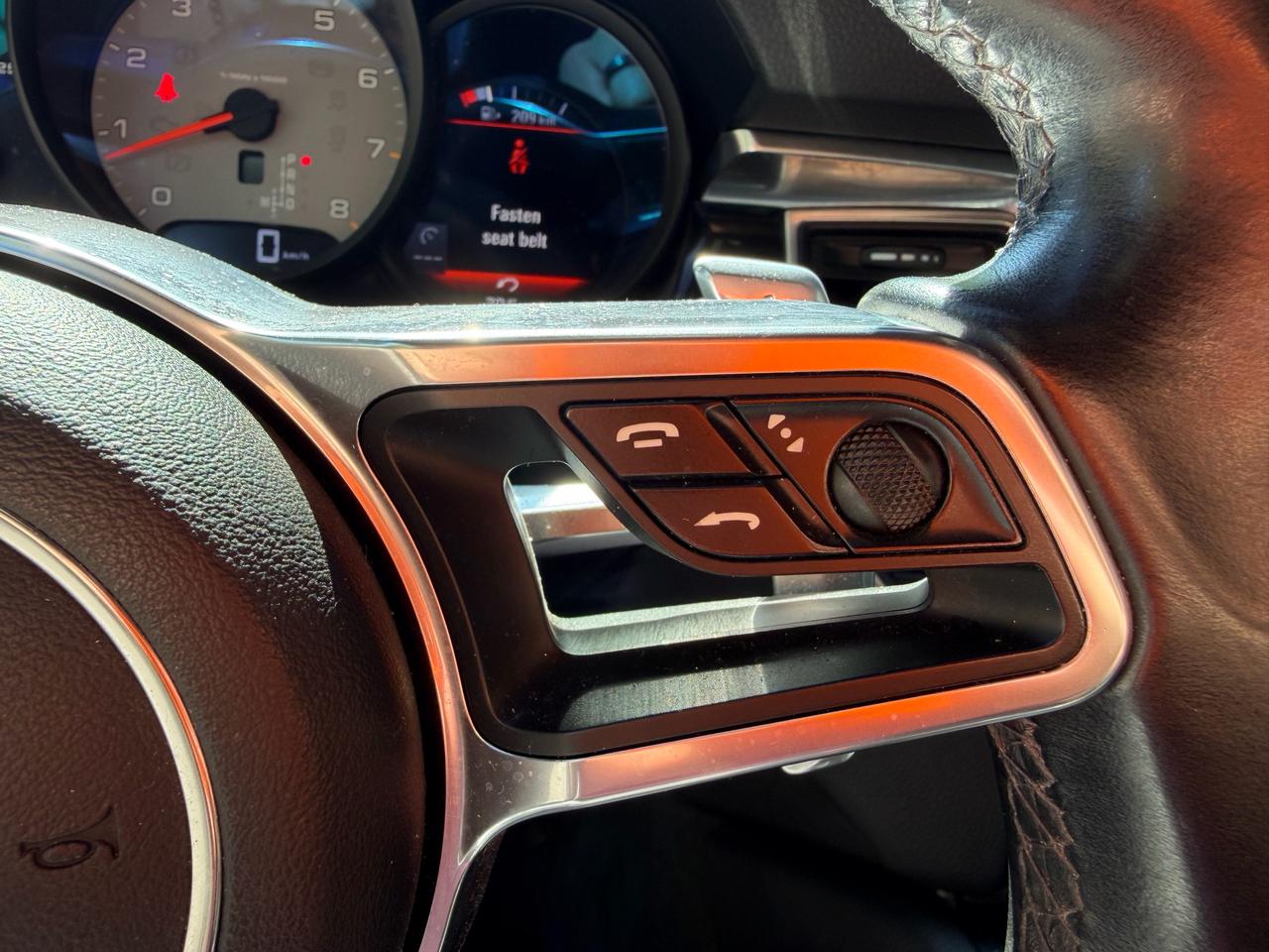 2016 Porsche Macan S AWD!! BOSE AUDIO, CARPLAY, 14-WAY POWER SEATS! Photo