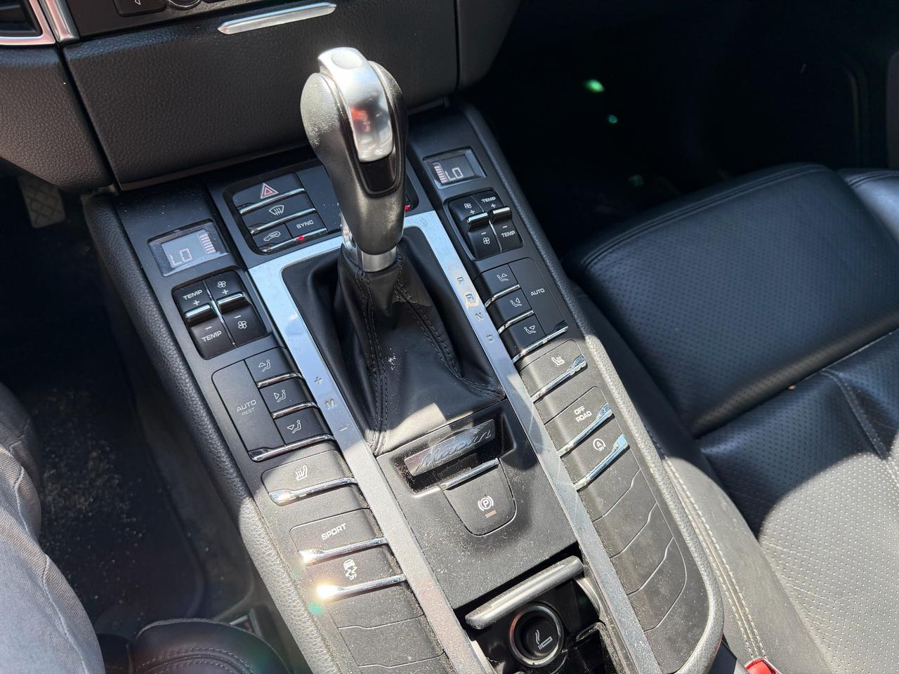 2016 Porsche Macan S AWD!! BOSE AUDIO, CARPLAY, 14-WAY POWER SEATS! Photo