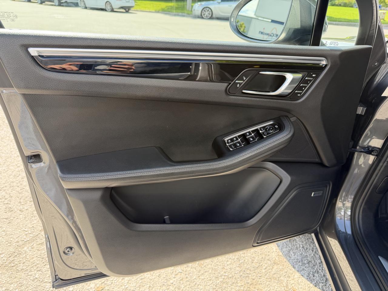 2016 Porsche Macan S AWD!! BOSE AUDIO, CARPLAY, 14-WAY POWER SEATS! - Photo #16