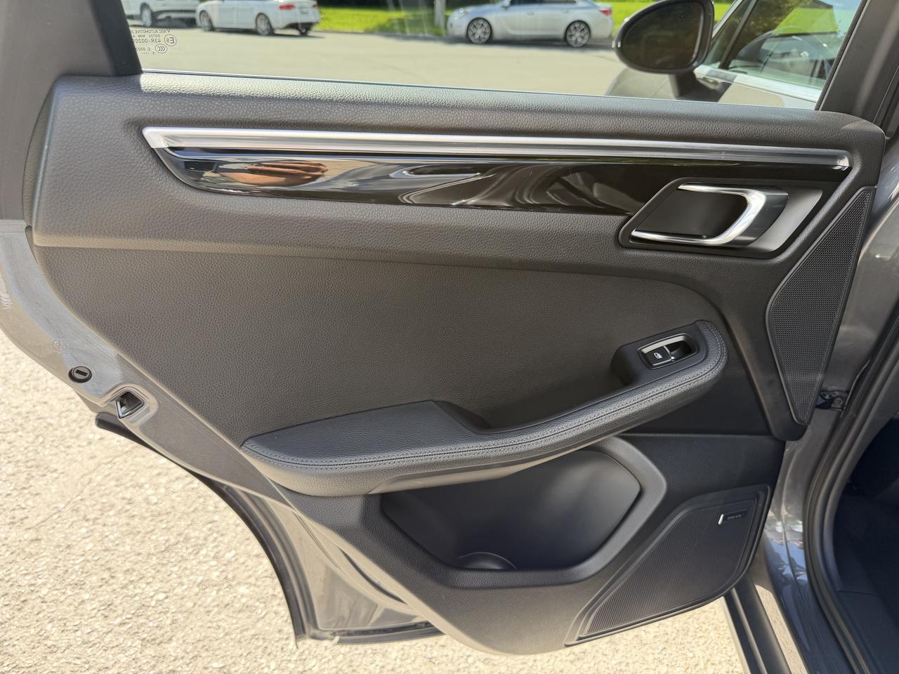 2016 Porsche Macan S AWD!! BOSE AUDIO, CARPLAY, 14-WAY POWER SEATS! Photo