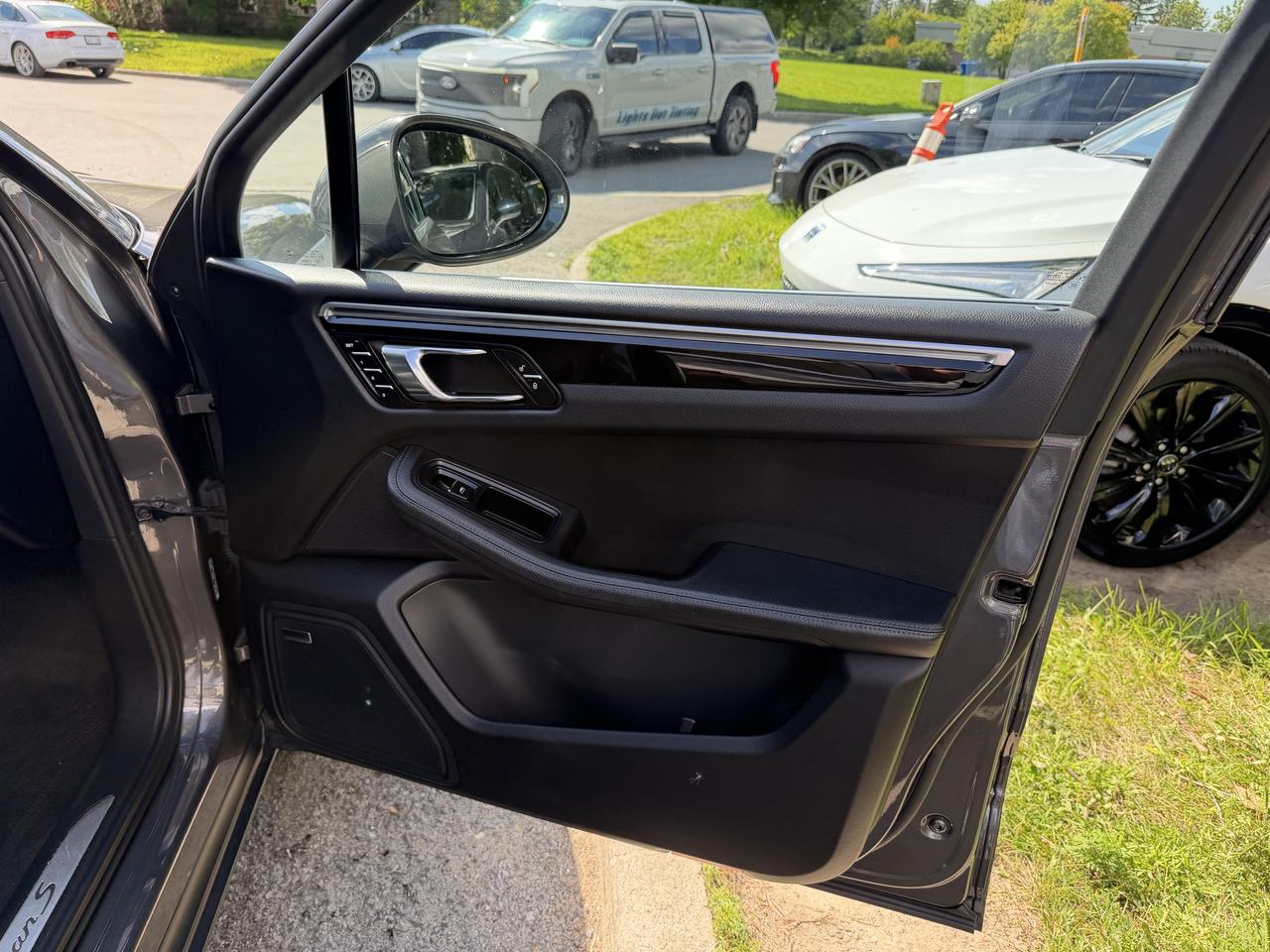 2016 Porsche Macan S AWD!! BOSE AUDIO, CARPLAY, 14-WAY POWER SEATS! Photo