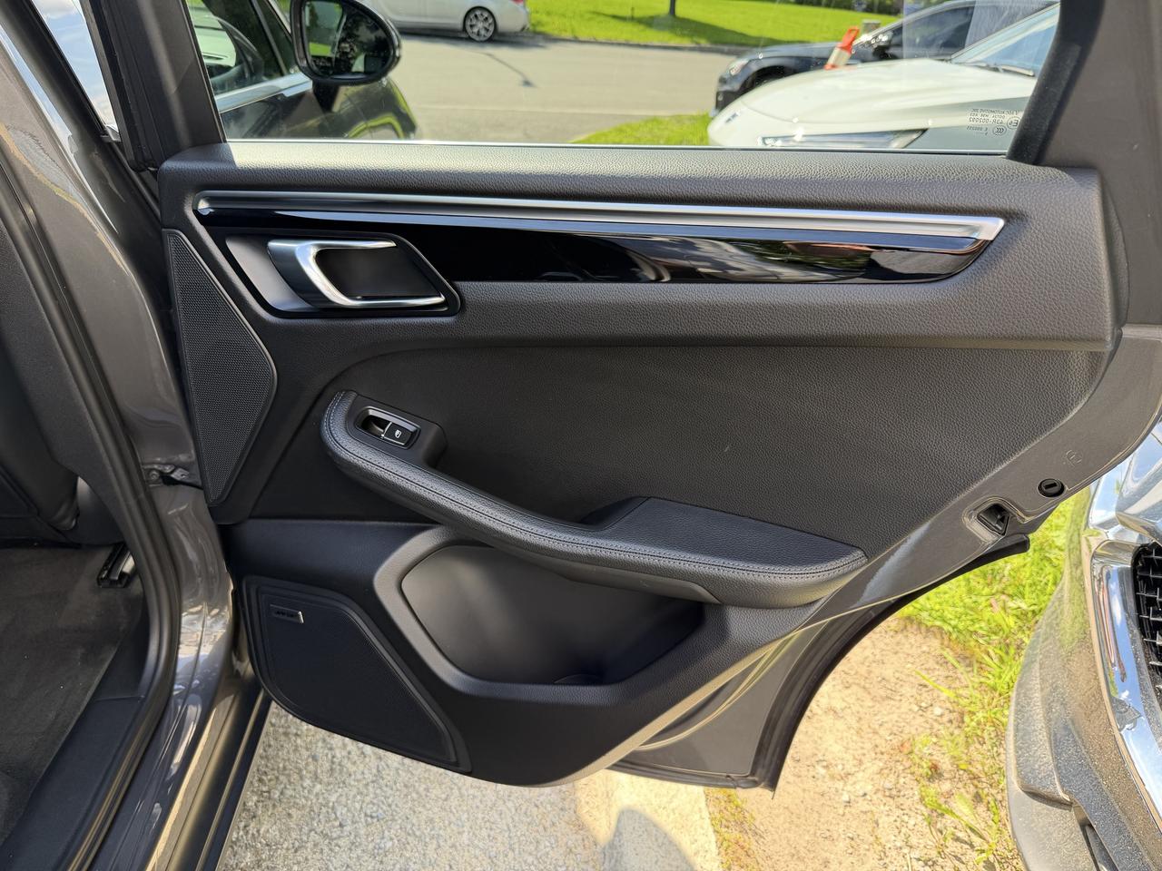 2016 Porsche Macan S AWD!! BOSE AUDIO, CARPLAY, 14-WAY POWER SEATS! - Photo #39
