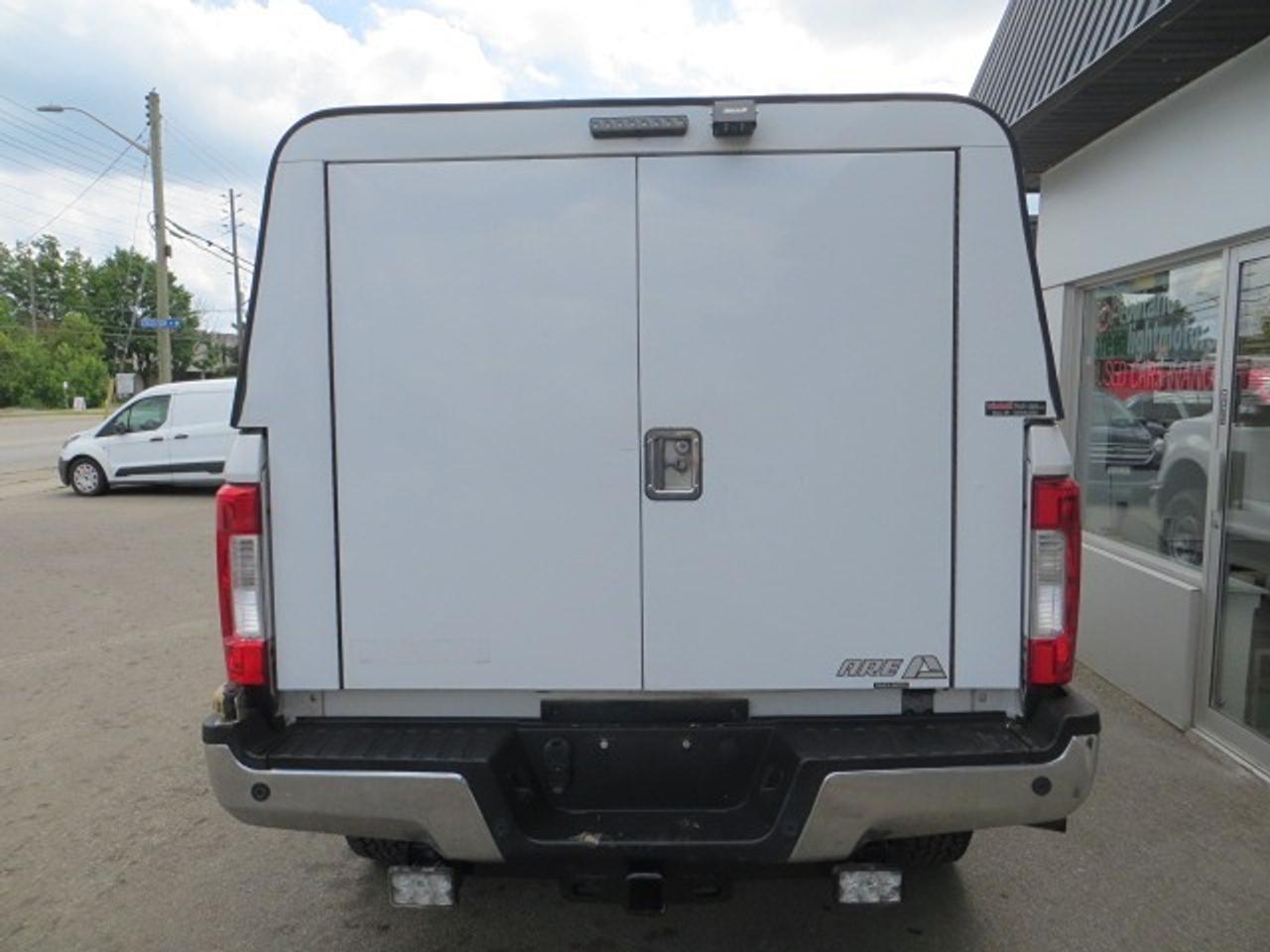 2017 Ford SUPER DUTY F-350 SRW CERTIFIED, 4X4, SUPER CREW, 8 FT BOX, LOCKING DIFF Photo