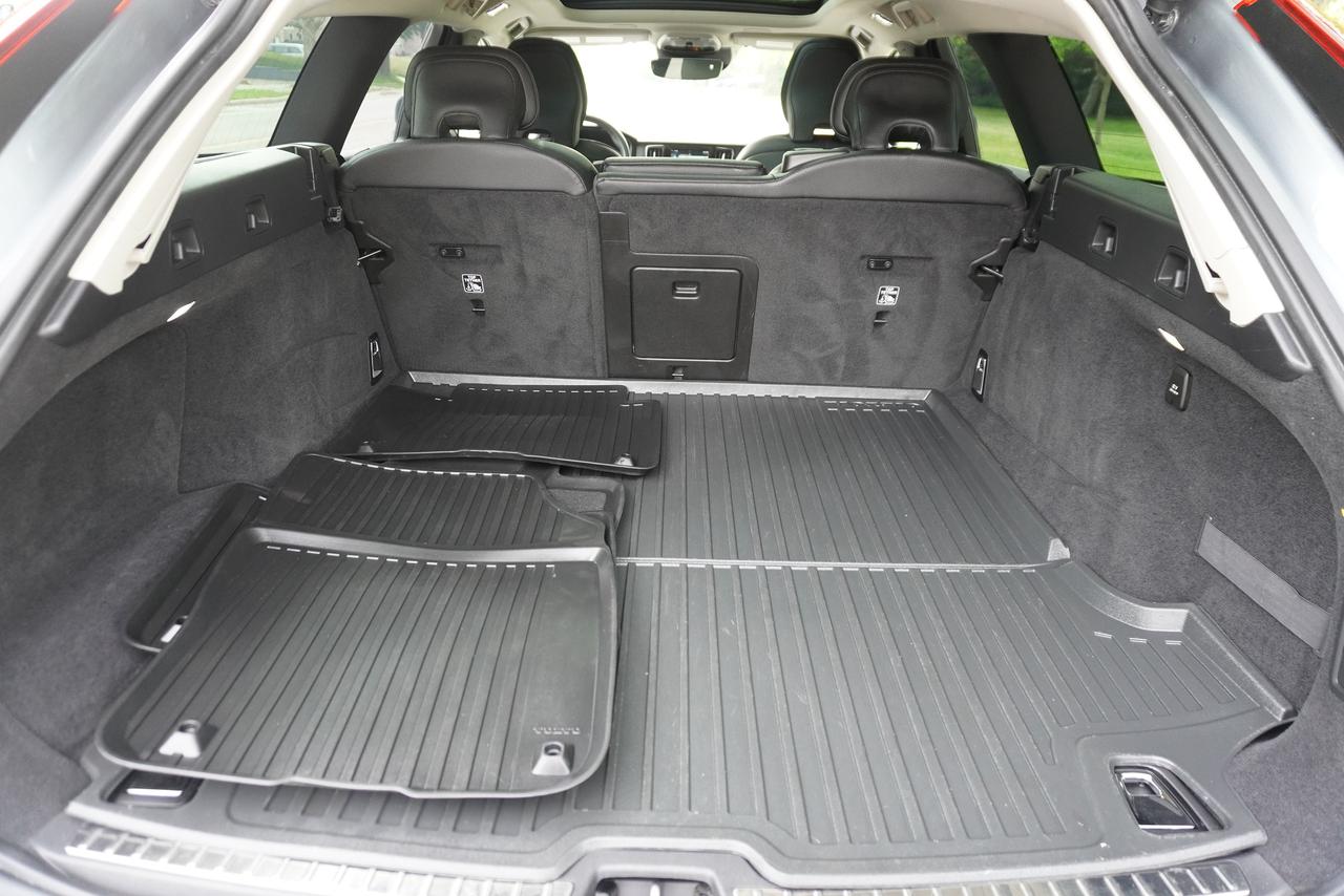 2019 Volvo V90 ONE OWNER / LUXURY / ADVENTURE / PRACTICALITY Photo