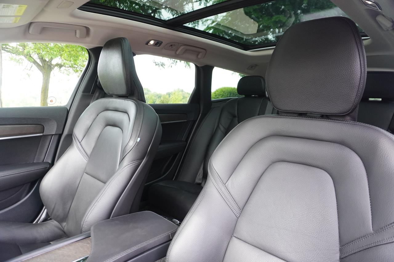 2019 Volvo V90 ONE OWNER / LUXURY / ADVENTURE / PRACTICALITY Photo