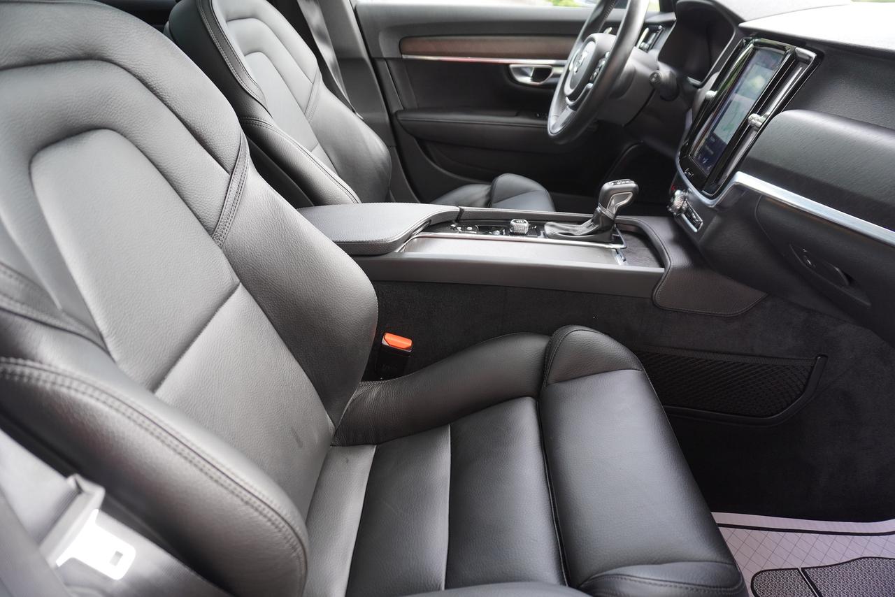 2019 Volvo V90 ONE OWNER / LUXURY / ADVENTURE / PRACTICALITY Photo