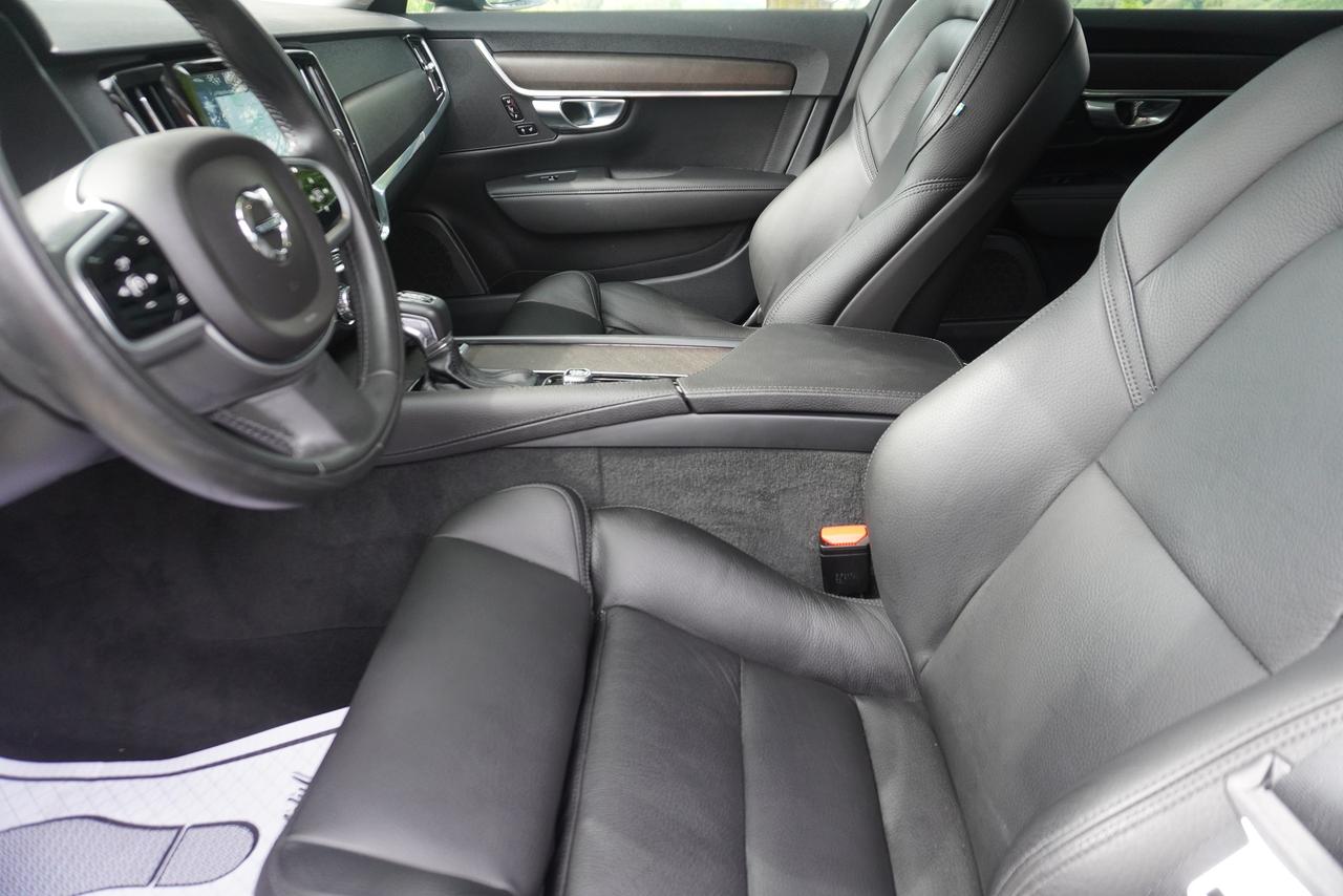 2019 Volvo V90 ONE OWNER / LUXURY / ADVENTURE / PRACTICALITY Photo