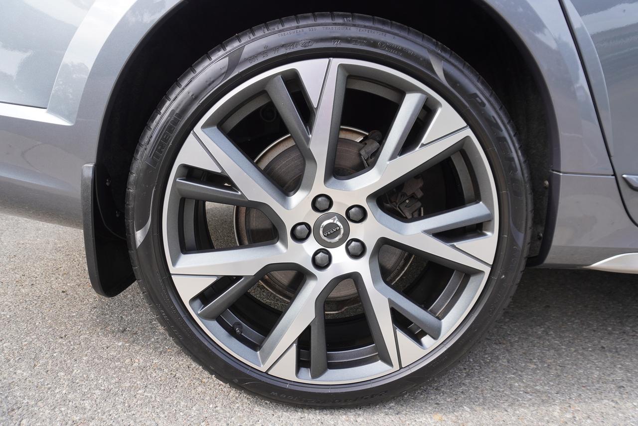2019 Volvo V90 ONE OWNER / LUXURY / ADVENTURE / PRACTICALITY Photo