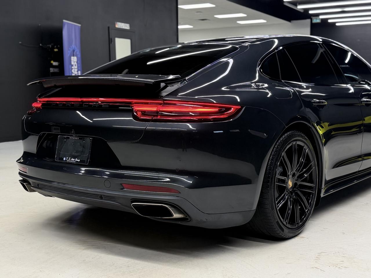 2018 Porsche Panamera 4 E-HYBRID|PANO|CHRONO|BSM|AIR SUSPN.| Photo
