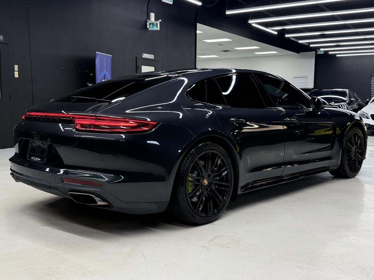 2018 Porsche Panamera 4 E-HYBRID|PANO|CHRONO|BSM|AIR SUSPN.| Photo