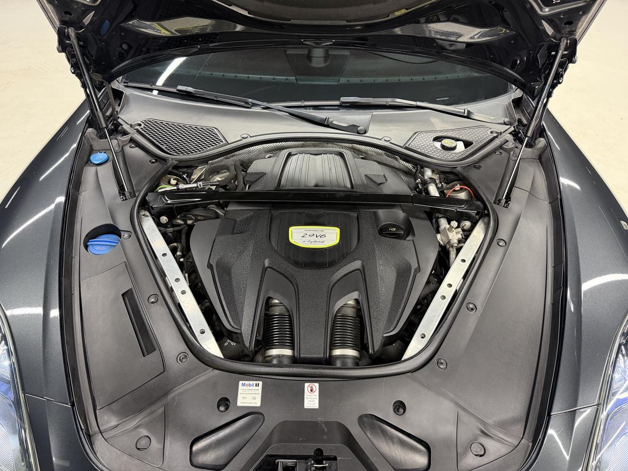 2018 Porsche Panamera 4 E-HYBRID|PANO|CHRONO|BSM|AIR SUSPN.| Photo