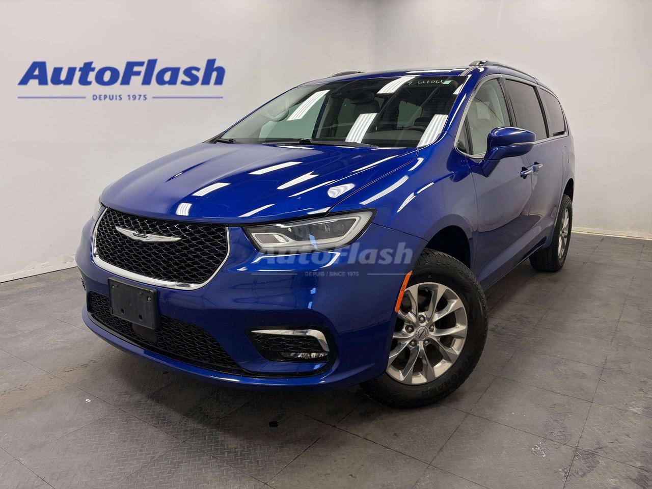 +Bluetooth 
+Cam&eacute;ra de recul / Backup camera 
+Commandes de radio au volant / Steering wheel audio controls 
+D&eacute;marrage &agrave; bouton / Push button start  
+Hayon &eacute;lectrique / Electric hatch 
+Si&egrave;ges en cuir / Leather interior 
+Portes coulissantes &eacute;lectriques / Electric sliding doors 
+R&eacute;gulateur de vitesse  / Cruise control 
+R&eacute;gulateur de vitesse adaptatif / Adaptive cruise control 
+Si&egrave;ges chauffants / Heated seats 
+Syst&egrave;me dassistance stationnement / Park assist system 
+Syst&egrave;me de navigation / Navigation system 
+Surveillance des angles morts / Blind spot monitoring 
+Aucun Accident /  No accidents
+V&eacute;rifi&eacute; par Carfax / Carfax verified
+Kilom&eacute;trage certifi&eacute; / Certified kilometers
+Historique dentretien / Maintenance history
+Protection m&eacute;canique disponible / Mechanical protection available

Visitez notre page Google pour voir tous les commentaires positifs que nos clients nous laissent.
 
Financement rapide et facile, 1ere, 2e et 3e chances au cr&eacute;dit, approbation en 30 minutes, taux dacceptation tr&egrave;s &eacute;lev&eacute;. 

Essayez notre demande de cr&eacute;dit s&eacute;curis&eacute; en ligne, sans obligation! 

Nous sommes les sp&eacute;cialistes des autos, fourgonnettes, VUS, 4x4, et les camions l&eacute;gers jusqu&agrave; une tonne. 

*Seulement le nettoyage de base du v&eacute;hicule, fait par un sous-traitant, est inclus. Pour un perfectionnement de lesth&eacute;tique int&eacute;rieur/ext&eacute;rieur, dont une d&eacute;contamination de la peinture, des retouches de peinture, faites par nos experts en esth&eacute;tique, une somme de 249$ sera ajout&eacute;e &agrave; votre facture. Aussi disponible, loption dimmatriculer la voiture sur place, qui vous permet d&eacute;pargner du temps et le co&ucirc;t de 25$ du transit temporaire.

*************

Since 1975 AutoFlash has offered the best price-quality and excellent service. 

Visit our Google page to read all the nice things our clients have to say about us.

We have financing for all credit situations. 1st 2nd 3rd chance credit with an excellent approval rate!

Try our secured online credit application any time, with no obligation! 

We specialize in all brands, makes and models. Whether you need a car, truck, SUV or minivan, we can help you.

And if we dont have it, well find it for you!

*Only the basic cleaning of the vehicle, done by a subcontractor, is included in the advertised price. For a complete interior/exterior detailing, done by our esthetic specialists, which includes a complete paint decontamination and paint touch-ups if needed, an amount of 249$ will be added to your invoice. Also available, in-house licensing, which allows you to save the $25 for a temporary Transit.