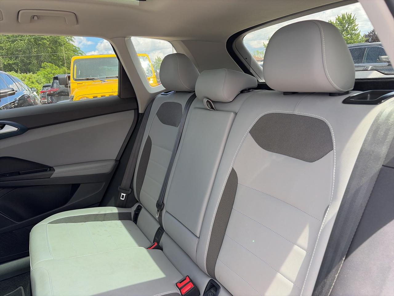 2024 Volkswagen Taos COMFORTLINE, CLEAN CARFAX, REMOTE START, SUNROOF! - Photo #12