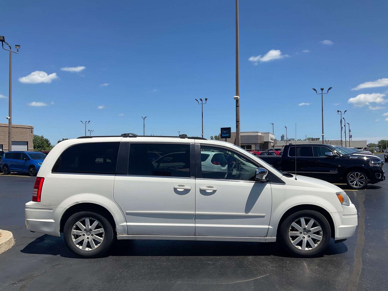 2008 Chrysler Town & Country AS is Photo2