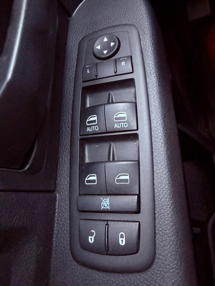 2014 RAM 1500 4WD 6CYL Automatic Photo