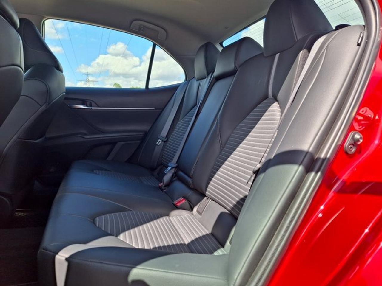 2020 Toyota Camry SE | Split Leather | Heated Seats | Adaptive Cruise | CarPlay | Power Seat | Rear Cam | and More ! Photo