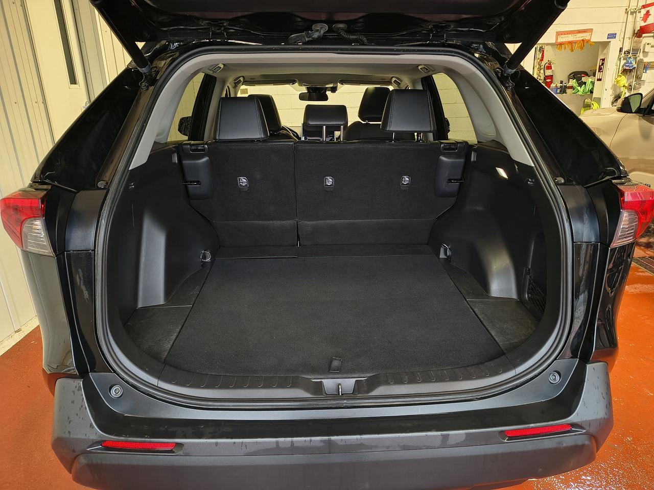 2023 Toyota RAV4 XLE Photo4