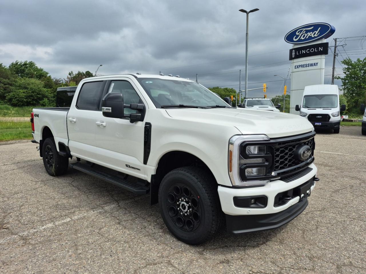 2026 Ford F-350 LARIAT 4WD, LOADED!! PREMIUM PKG, MOONROOF Photo2