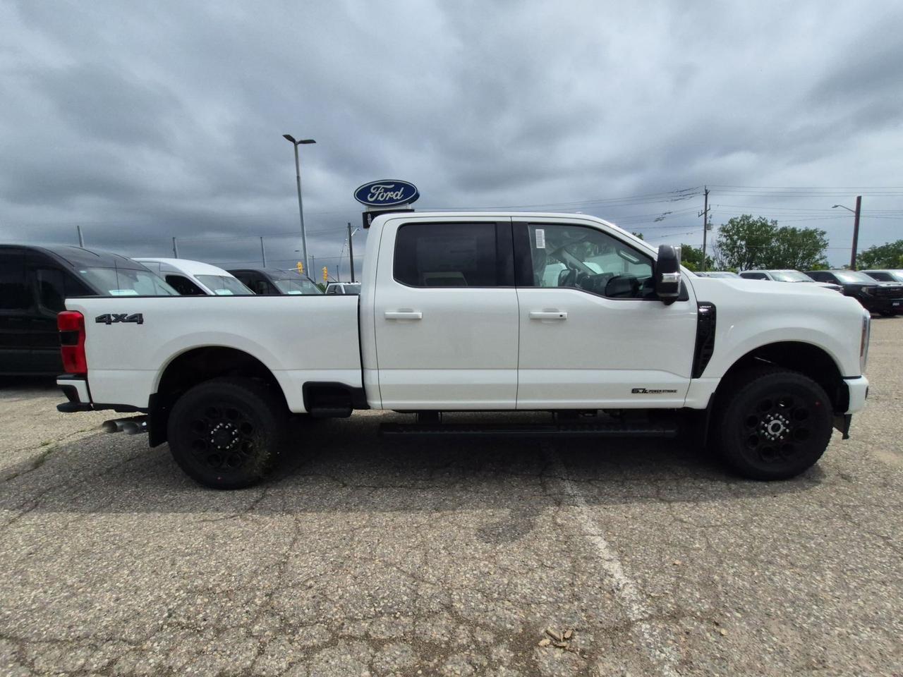 2026 Ford F-350 LARIAT 4WD, LOADED!! PREMIUM PKG, MOONROOF Photo3