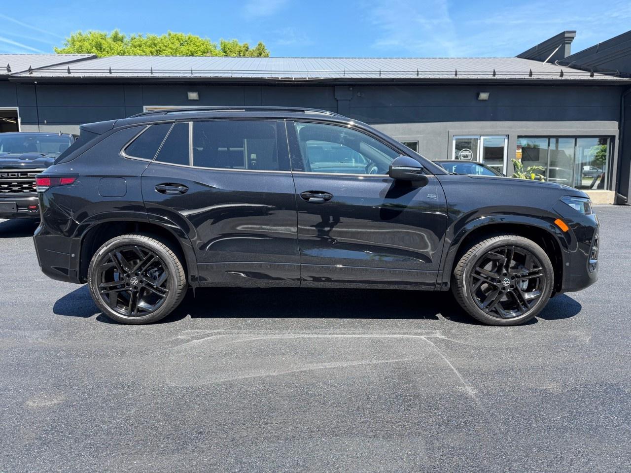 2026 Volkswagen Tiguan Comfortline R-Line Black Edition 4MOTION Photo