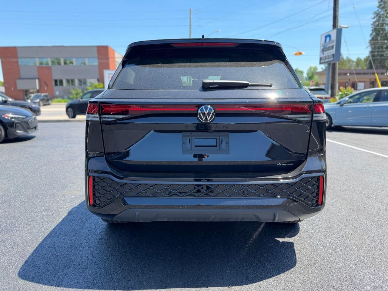 2026 Volkswagen Tiguan Comfortline R-Line Black Edition 4MOTION Photo