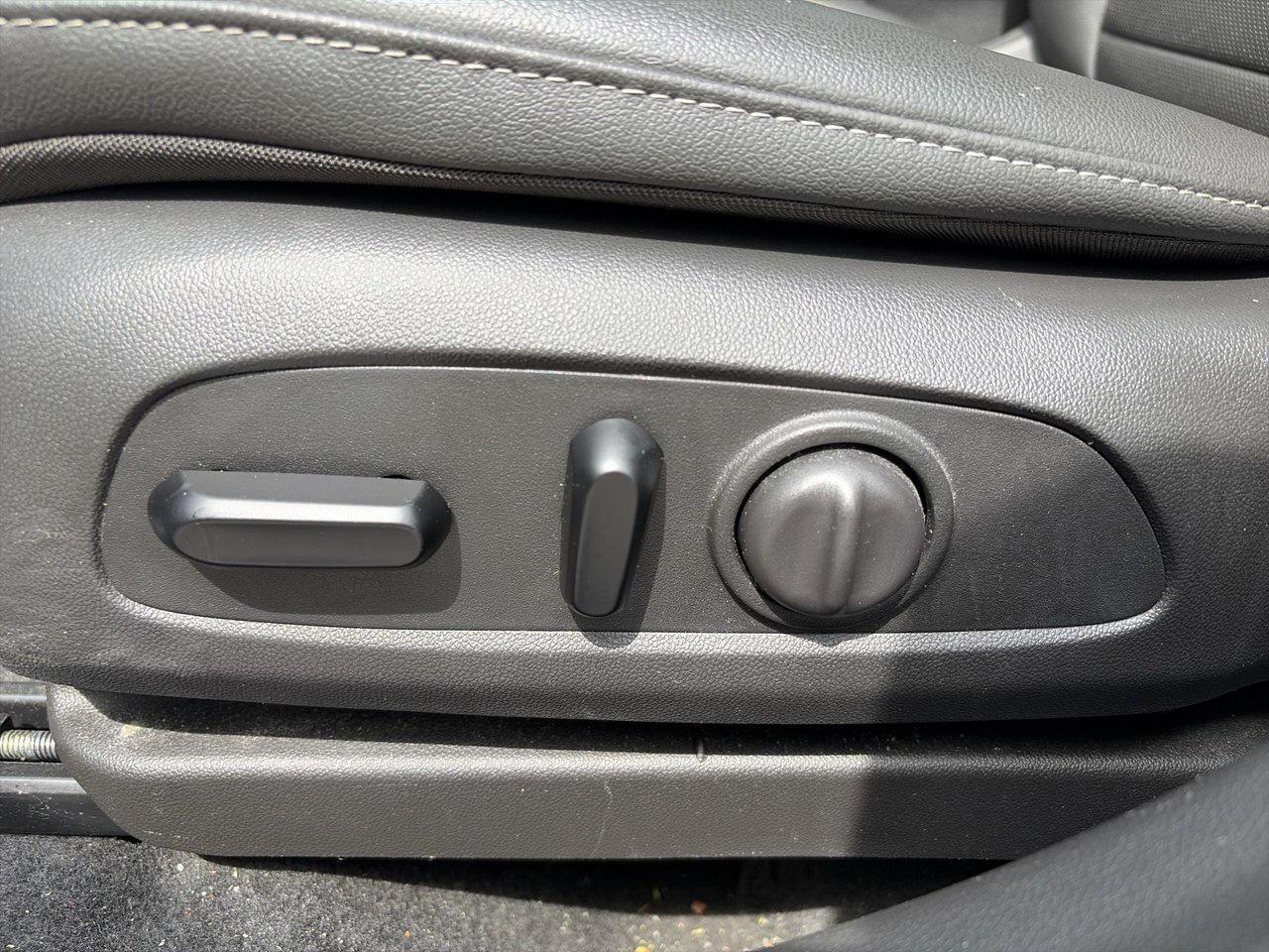 2024 Chevrolet Trax 1SA ACTIV Clean Car Fax One Owner Photo