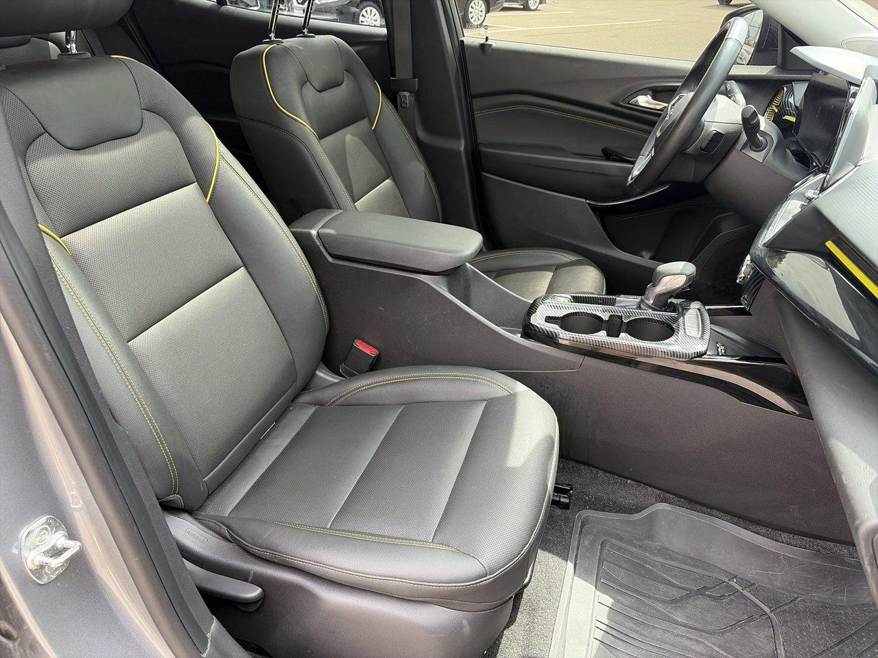 2024 Chevrolet Trax 1SA ACTIV Clean Car Fax One Owner Photo