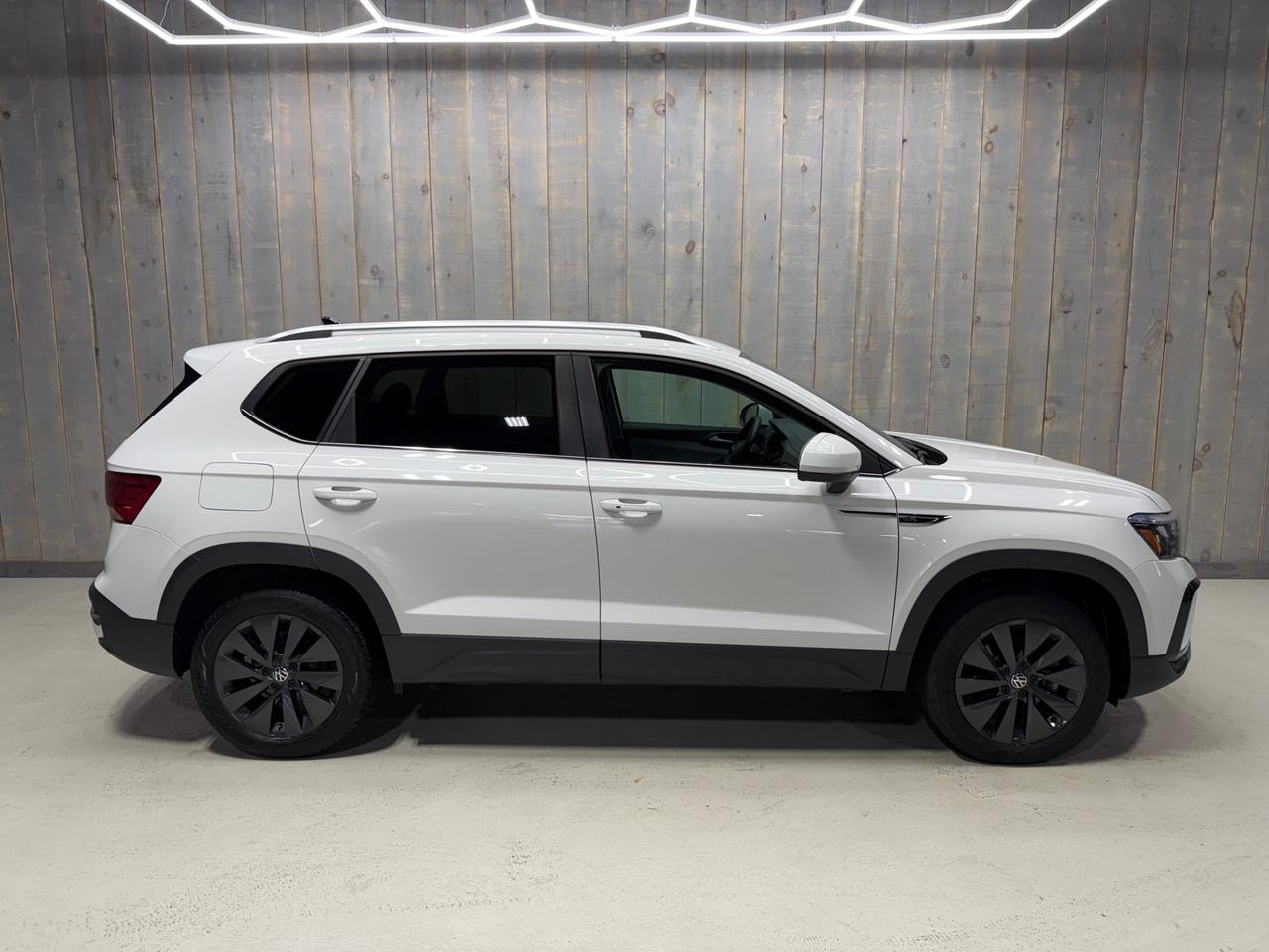 2024 Volkswagen Taos COMFORTLINE PANO ROOF Photo3