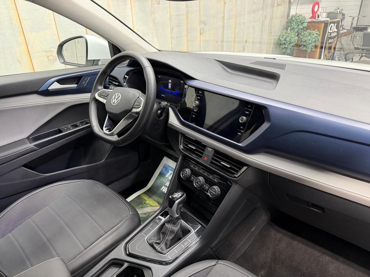 2024 Volkswagen Taos COMFORTLINE PANO ROOF Photo