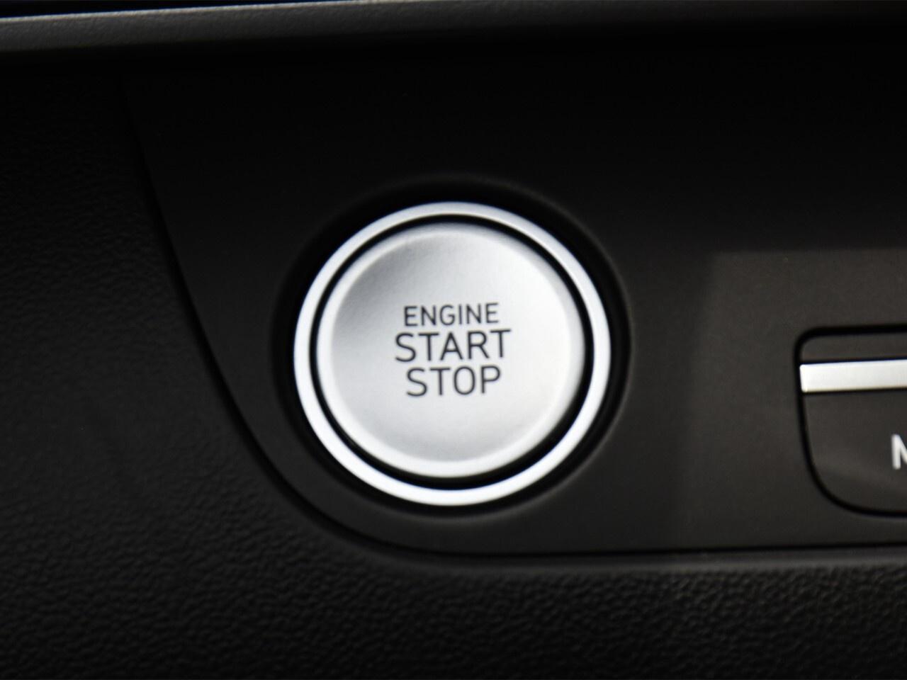2025 Hyundai Elantra APPLE CARPLAY, LOW KMS, GREAT ON FUEL Photo