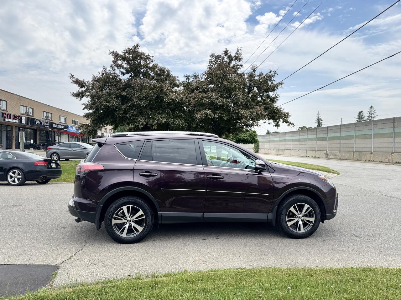 2017 Toyota RAV4 AWD XLE   LOW KMS! Photo