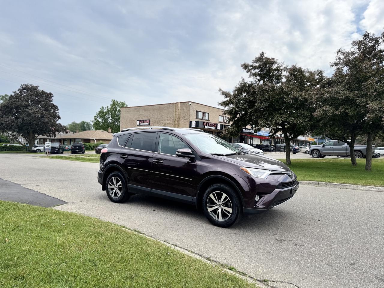 2017 Toyota RAV4 AWD XLE   LOW KMS! Photo