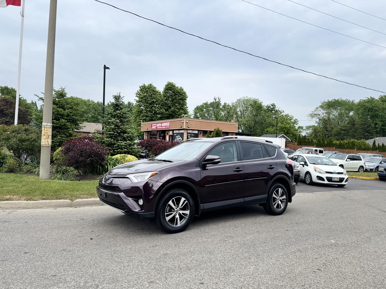 2017 Toyota RAV4 AWD XLE   LOW KMS! Photo
