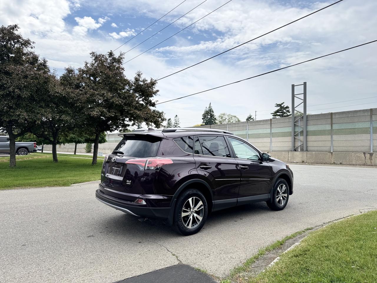 2017 Toyota RAV4 AWD XLE   LOW KMS! Photo