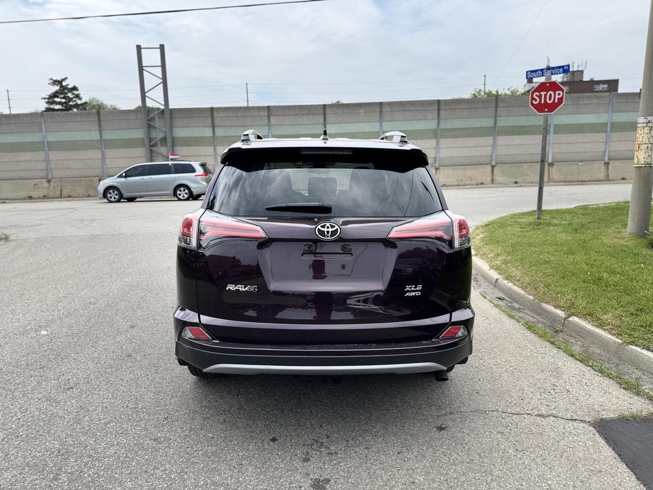 2017 Toyota RAV4 AWD XLE   LOW KMS! Photo