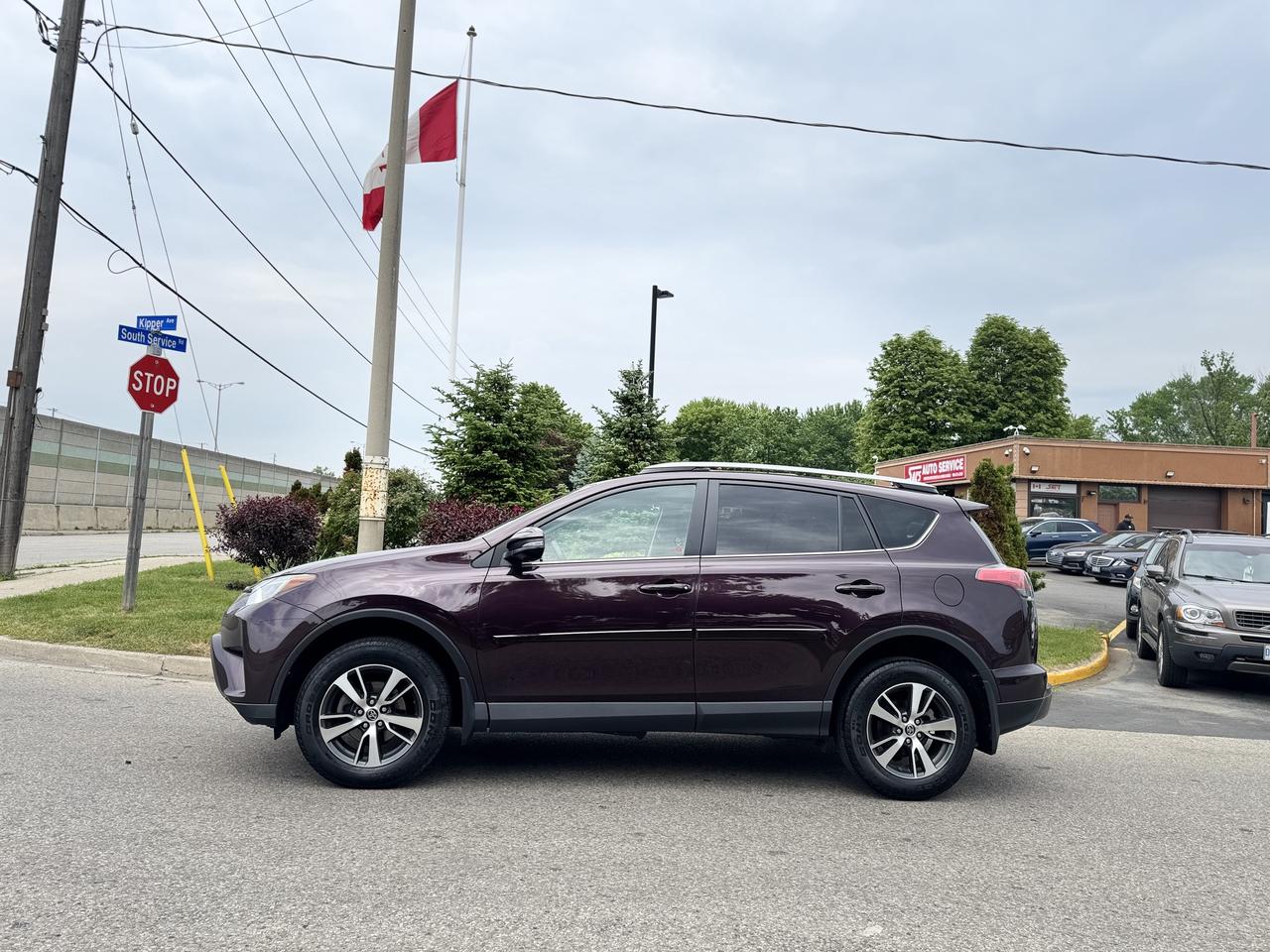 2017 Toyota RAV4 AWD XLE   LOW KMS! Photo